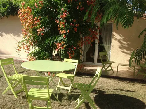 Salon de jardin devant la maison