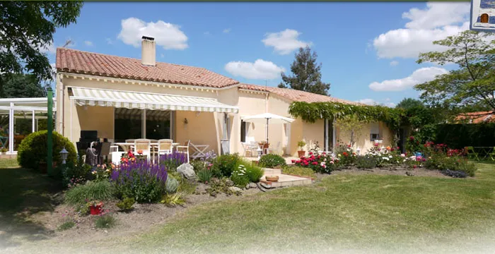 La maison de La Ripodière et son jardin fleuri