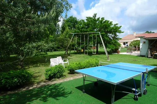 Table de ping-pong dans le jardin