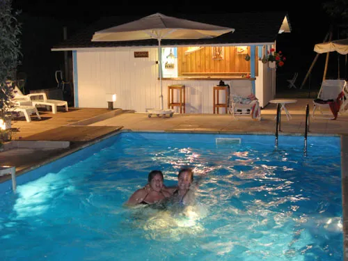 Baignade du soir à la piscine éclairée