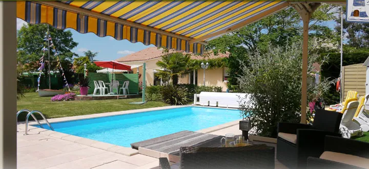 La piscine chauffée et la terrasse couverte