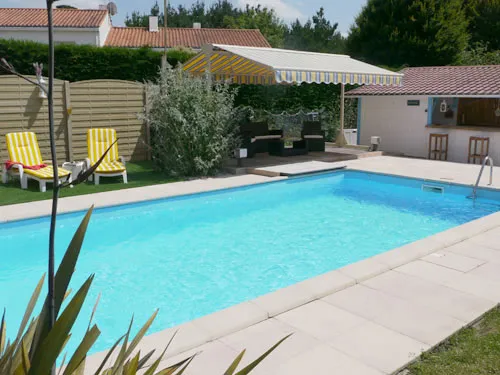 La piscine chauffée et son solarium