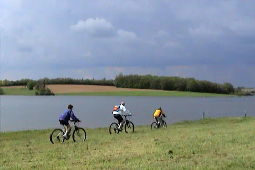 Cyclistes au bord d'un lac